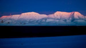 Montanhas cobertas de gelo e neve no Ártico.