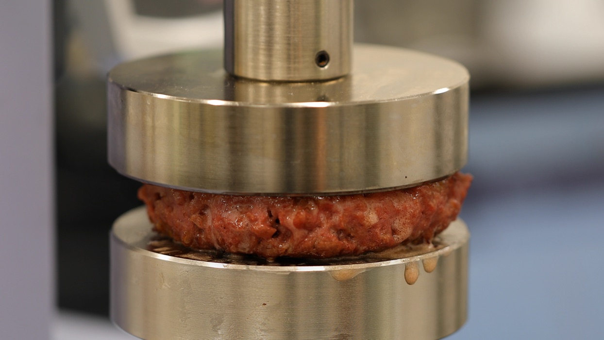 Hambúrguer da Beyond Meat sendo prensado durante fabricação. Crédito: Beyond Meat
