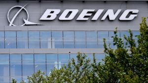Logo da Boeing na fachada de um prédio.