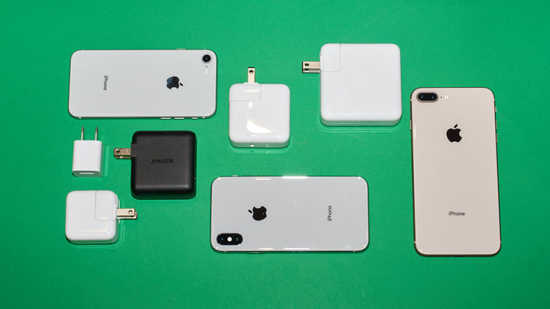 Diferentes iPhones e distintos carregadores. Crédito: Alex Cranz/Gizmodo
