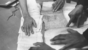 Imagem do Schomburg Center para Pesquisa da Cultura Negra, na biblioteca pública de Nova York, mostra acadêmicos reunindo documentos de navios negreiros que chegaram aos EUA. Crédito: Three Lions/Getty Images