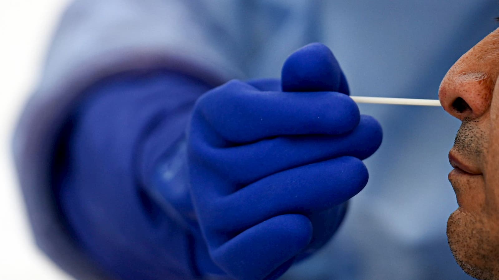 Pessoa faz exame de coronavírus com coleta nasal via cotonete