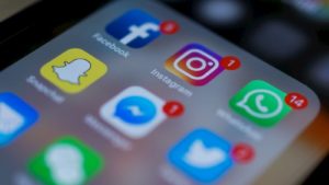Ícones de Facebook, Instagram, WhatsApp e outras redes sociais na tela de um celular
