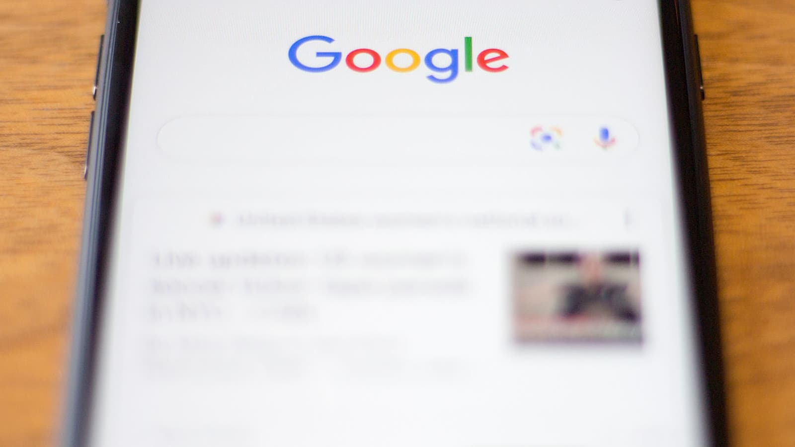 Smartphone com uma tela da página de buscas do Google
