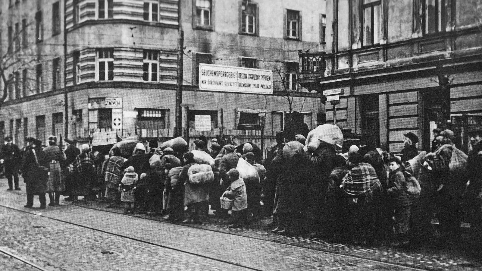 Deportações para o Gueto de Varsóvia. Rua Leszno, perto do cruzamento com a Rua Żelazna