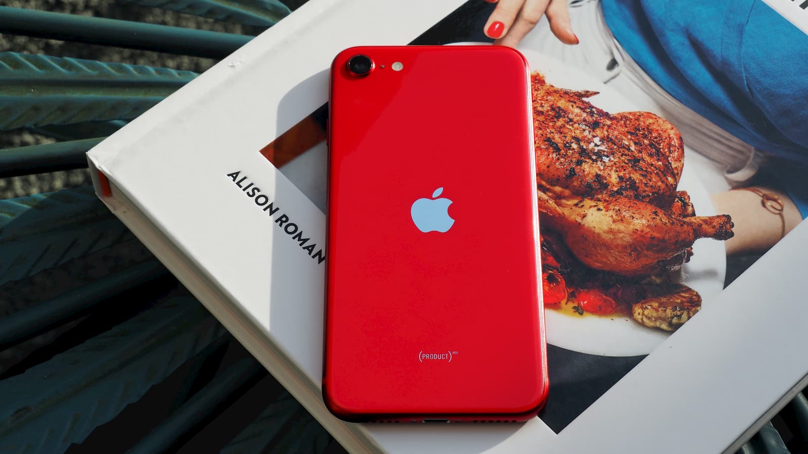 Traseira do iPhone SE 2020 vermelho