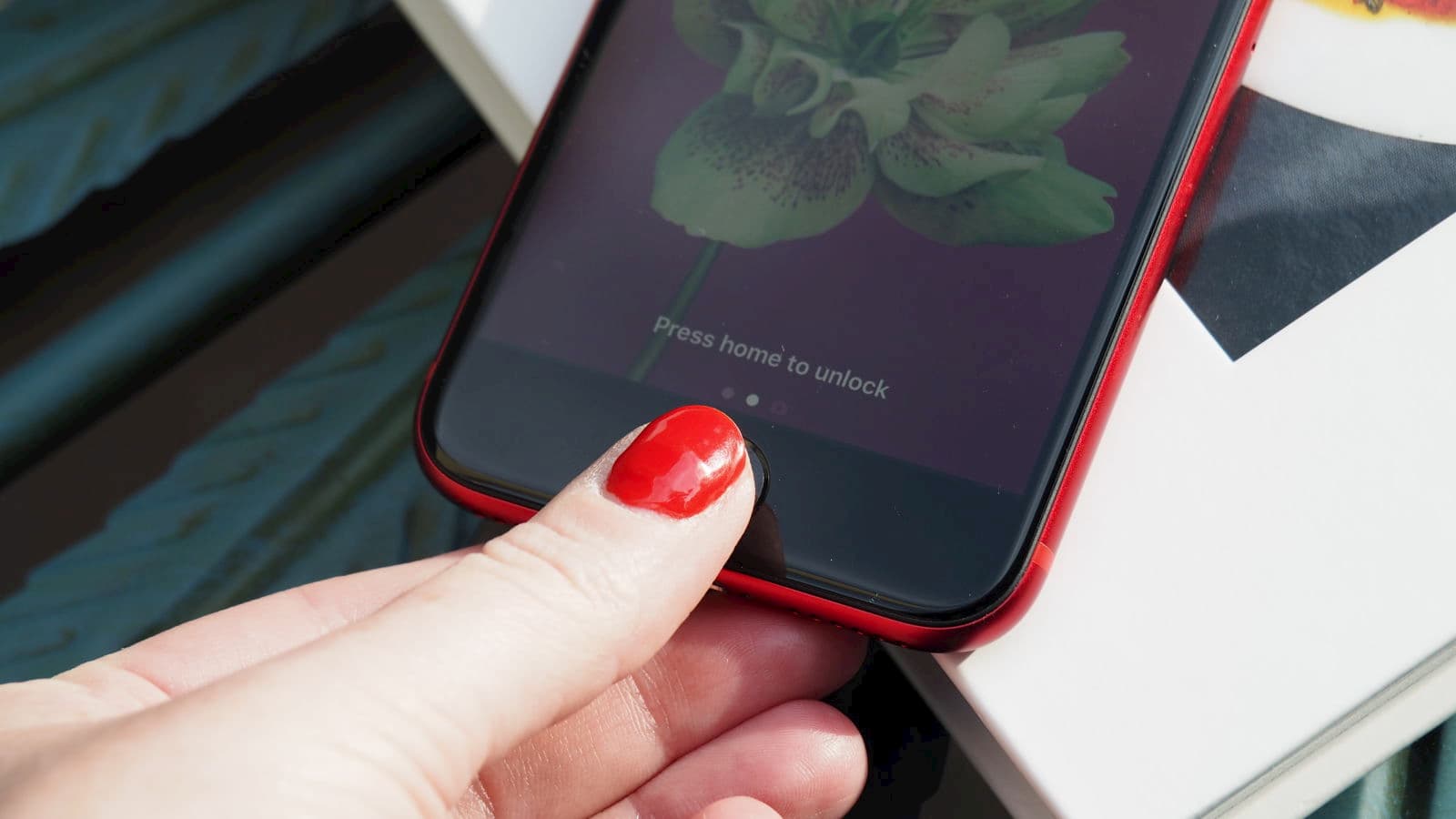 Pessoa usando o Touch ID do iPhone SE 2020