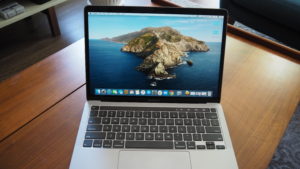 Laptop MacBook sobre uma mesa. Crédito:Gizmodo