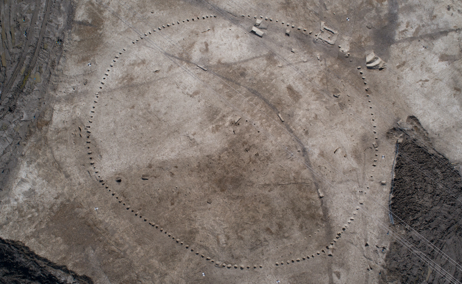 Visão aérea de monumento circular encontrado em Wellwick Farm. Crédito: HS2