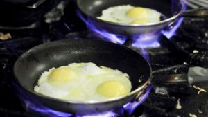 Frigideira teflon fritando ovos