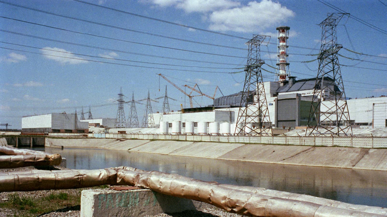 O reator nº 4 arruinado da usina nuclear de Chernobyl em 1987, cerca de 14 meses após o desastre.
