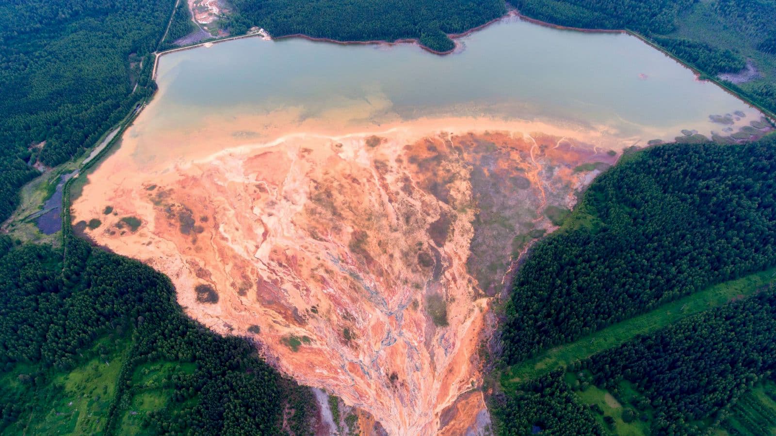 Vista aérea feita em 27 de junho de 2020, mostra rios laranjas perto de uma mina de sulfato de cobre em desuso perto da vila russa chamada Lyovikha nos Urais