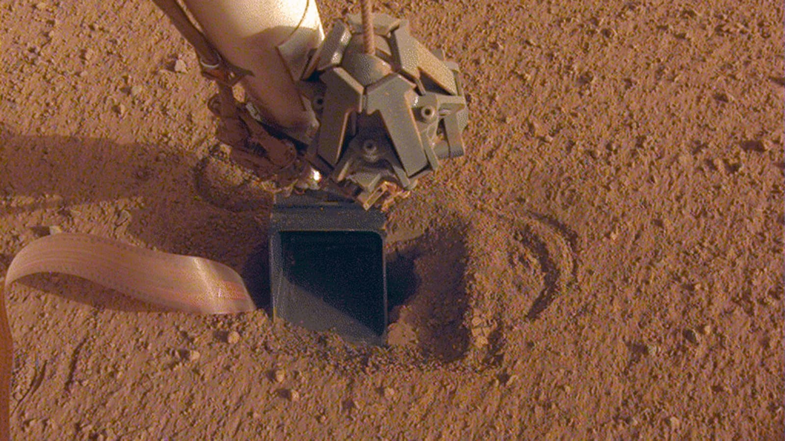 Sonda de fluxo de calor da Insight tentando perfurar solo em Marte