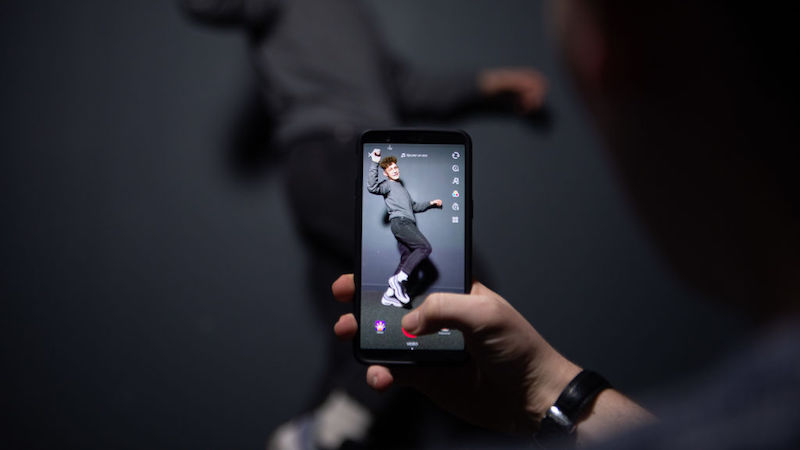 Pessoa usa o TikTok para filmar outra que está dançando. Crédito: AFP (Getty Images)