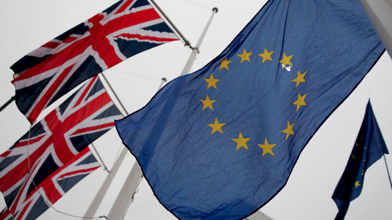 Bandeiras da Grã-Bretanha e da União Europeia.