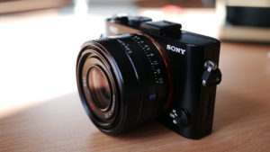 Câmeras da Sony podem ser usadas como webcam. Crédito: Kārlis Dambrāns/Flickr
