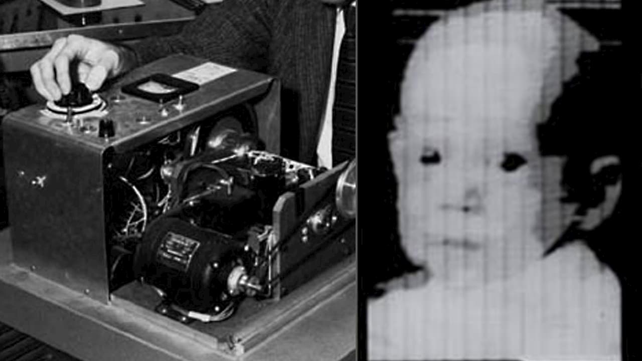 O primeiro scanner digital, usado para fazer a primeira foto digital em 1957 (esquerda) e a primeira foto digital, uma imagem do bebê de Russell Kirsch em 1957 (direita)