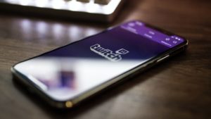 Smartphone com o app da Twitch. Crédito: Unsplash