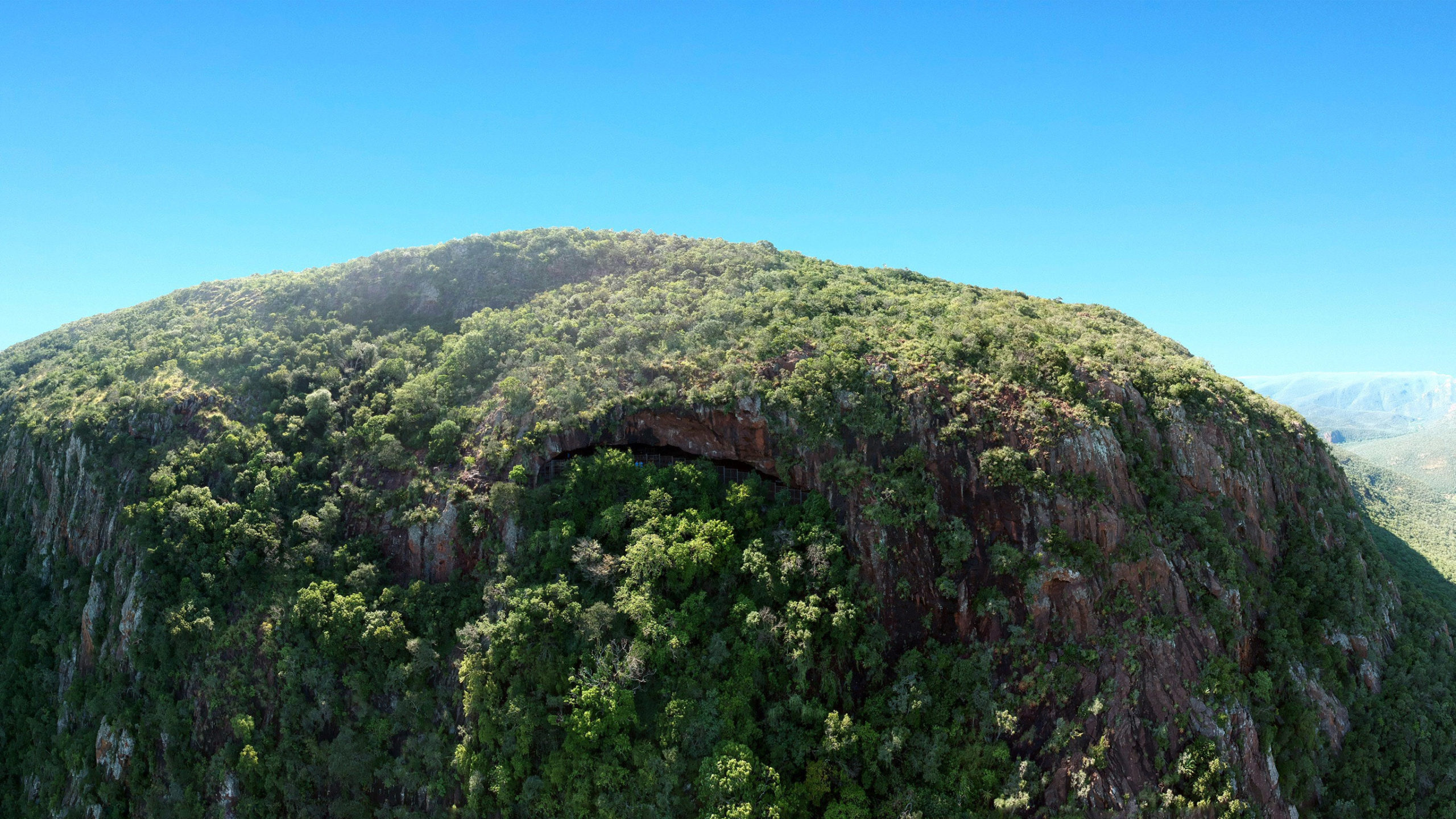 Border Cave fica nas montanhas Lebombo, na África do Sul. Crédito: A. Kruger