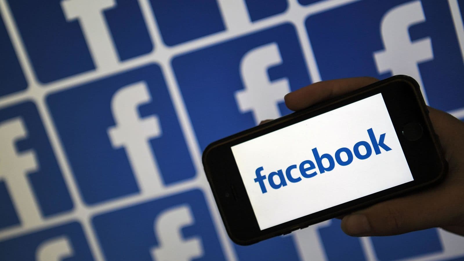 Smartphone com letreiro do Facebook