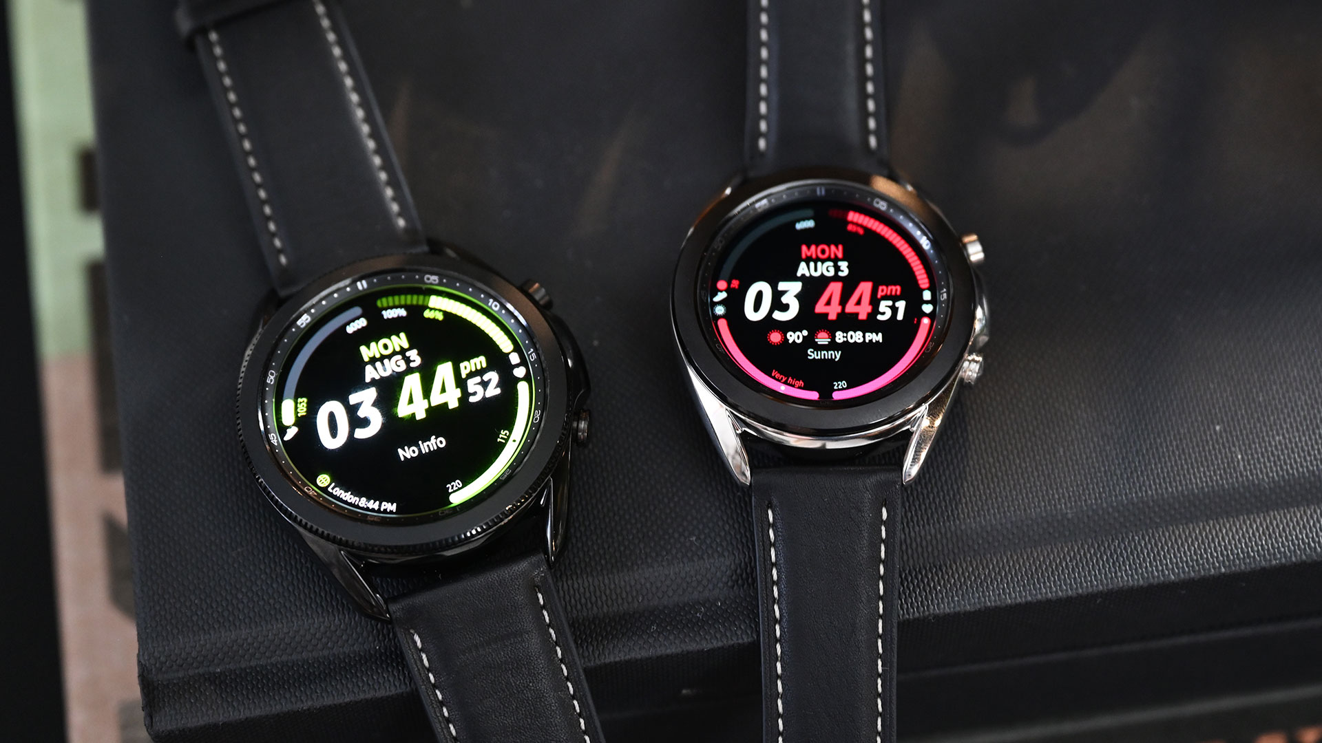 Versões de 41 mm e 44 mm do Galaxy Watch 3. Crédito: Sam Rutherford/Gizmodo