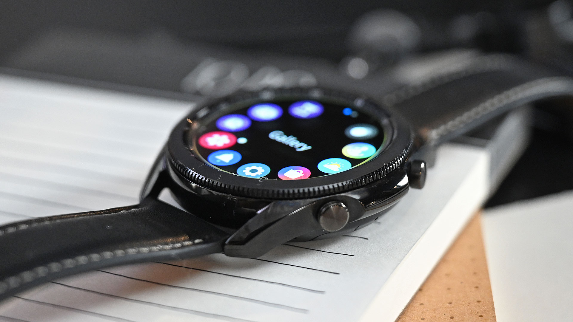 Galaxy Watch 3 manteve painel rotativo de modelos anteriores. Crédito: Sam Rutherford/Gizmodo