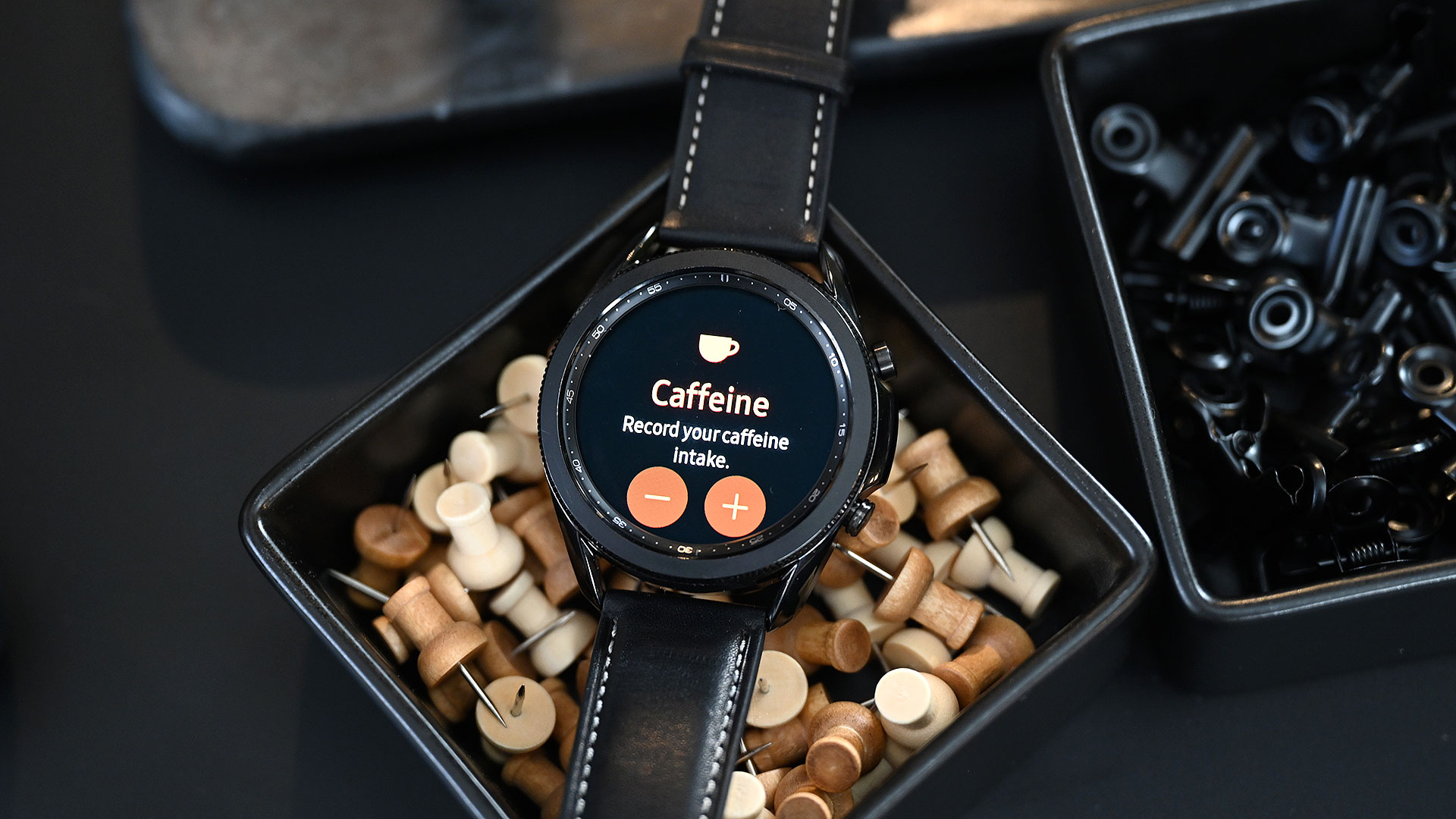 Galaxy Watch 3 ganhou novas funções de saúde, como monitorar até consumo de cafeína. Crédito: Sam Rutherford/Gizmodo