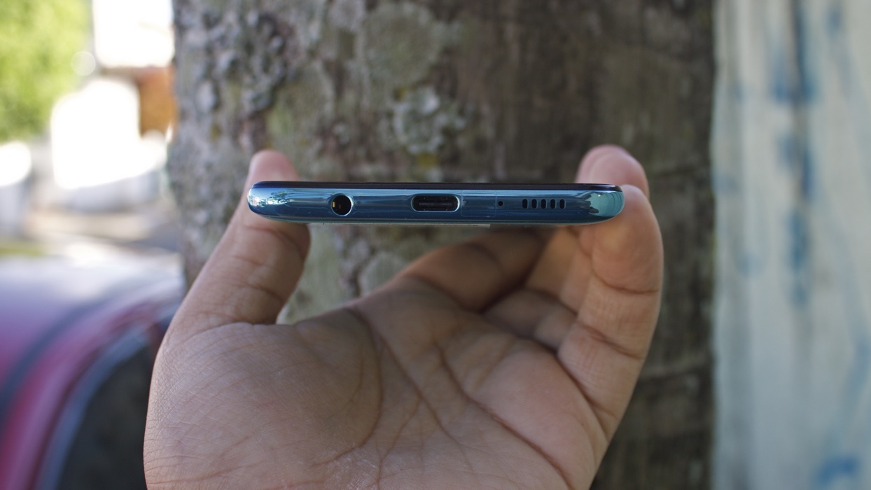 Detalhe da porta USB-C e entrada para fone de ouvido do Galaxy A51