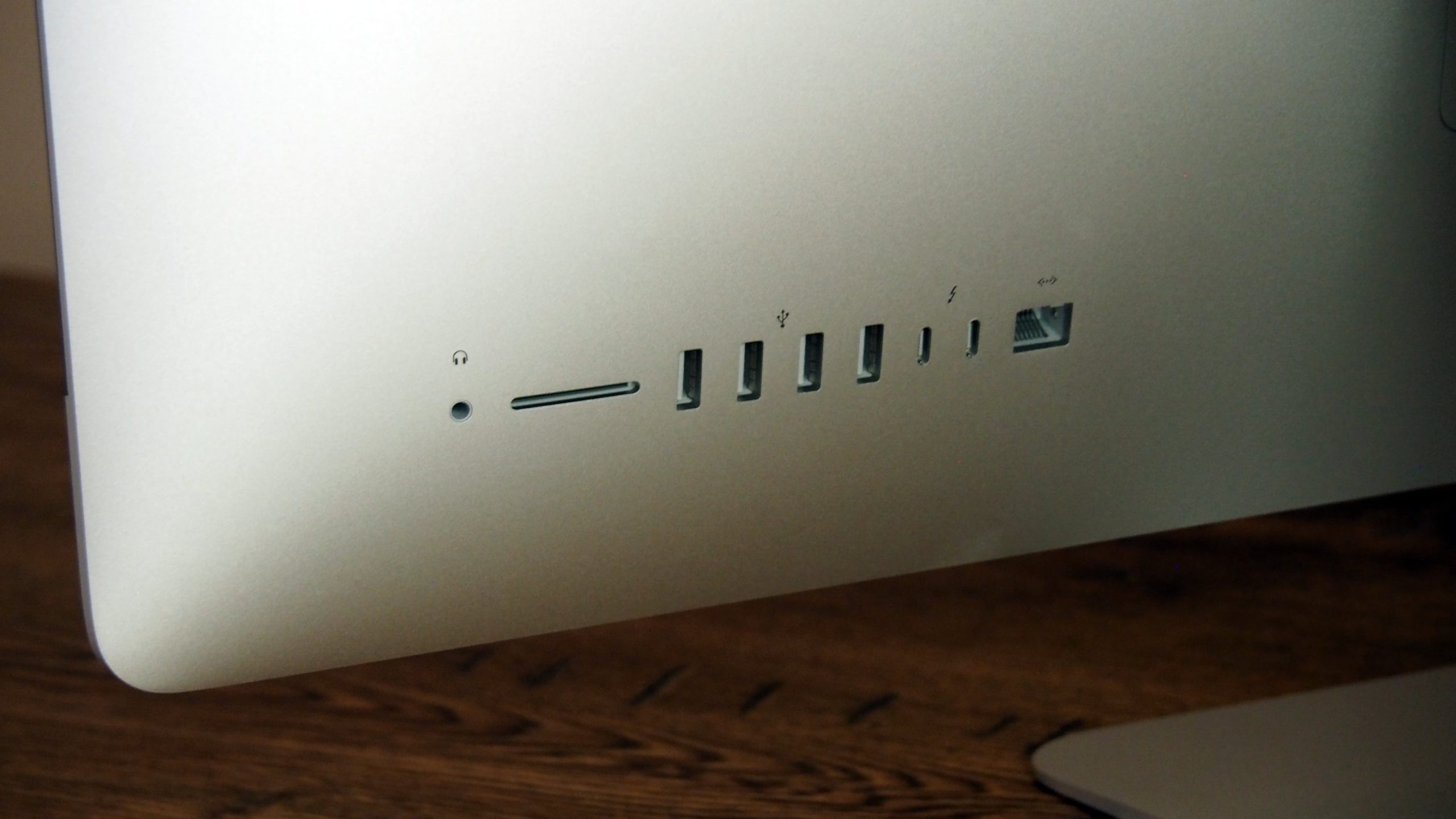 Detalhe das portas do iMac de 27 polegadas. Crédito: Caitlin McGarry/Gizmodo
