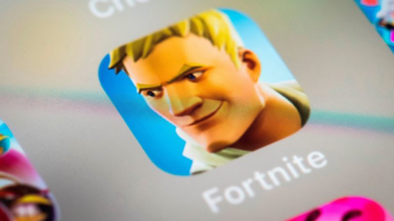 Logotipo do jogo Fornite, da Epic Games, em um tela de smartphone. Crédito: Lionel Bonaventure/Getty Images