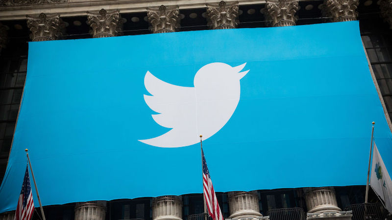 Logotipo do Twitter exibido em Wall Street. Crédito: Andrew Burton/Getty Images