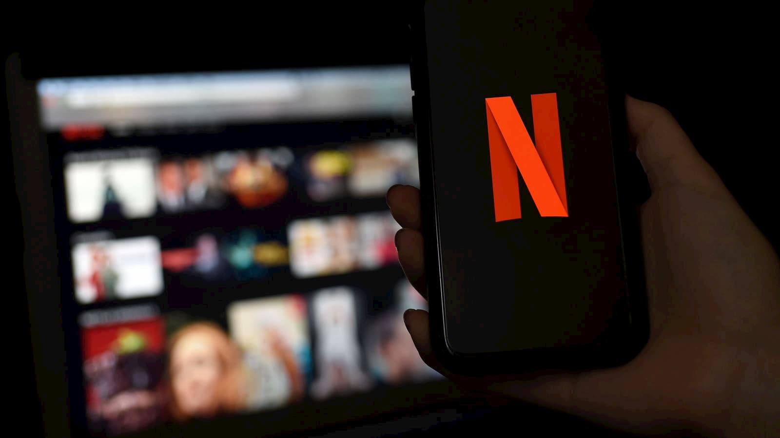 Smartphone com o logo da Netflix aberto
