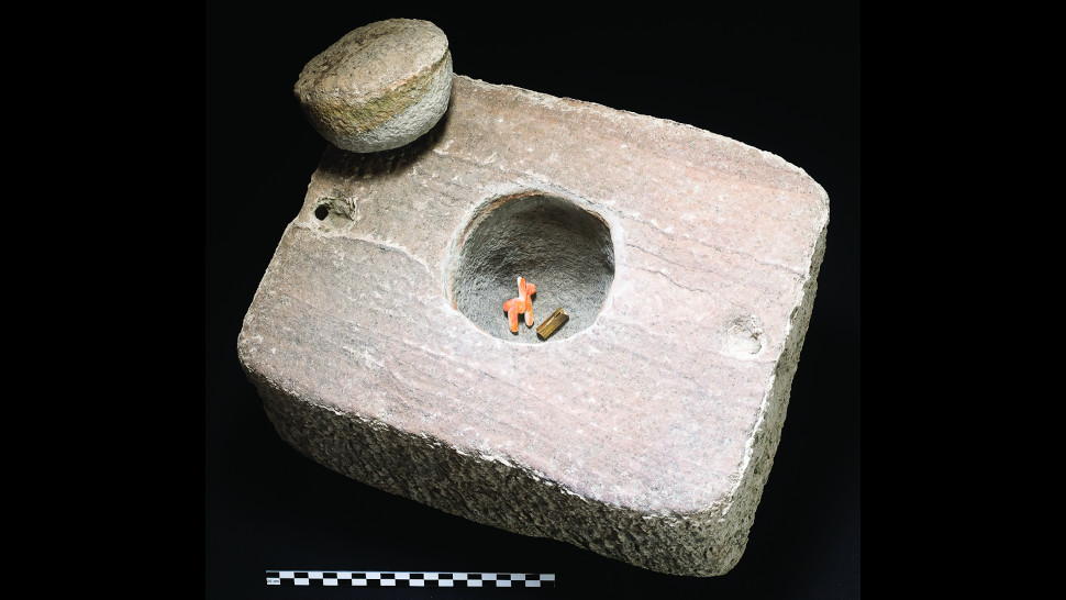 Pedra que armazenava a lhama e a pulseira de ouro. Crédito: C. Delaere and J. Capriles, 2020/Antiquity