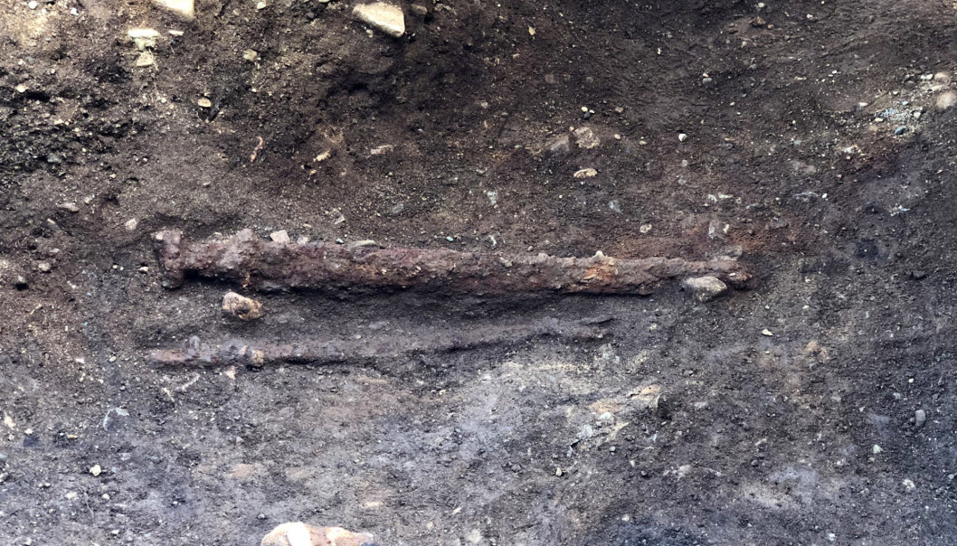 Arqueólogos encontram espada Viking. Crédito: UNCT