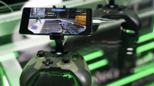 Controle do Xbox com smartphone rodando Project xCloud, da Microsoft. Crédito: Alex Cranz/Gizmodo