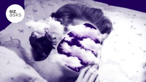 Imagem de uma mulher dormindo cujo rosto foi substituído por uma nuvem, passando a ideia de sono. Ilustração por Elena Scotti com imagens Getty Images e Shutterstock