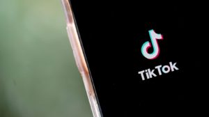 Celular com logo do TikTok na tela