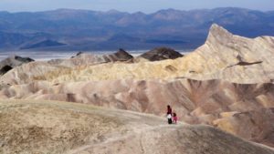 Pessoas caminham no Vale da Morte, na Califórnia, EUA