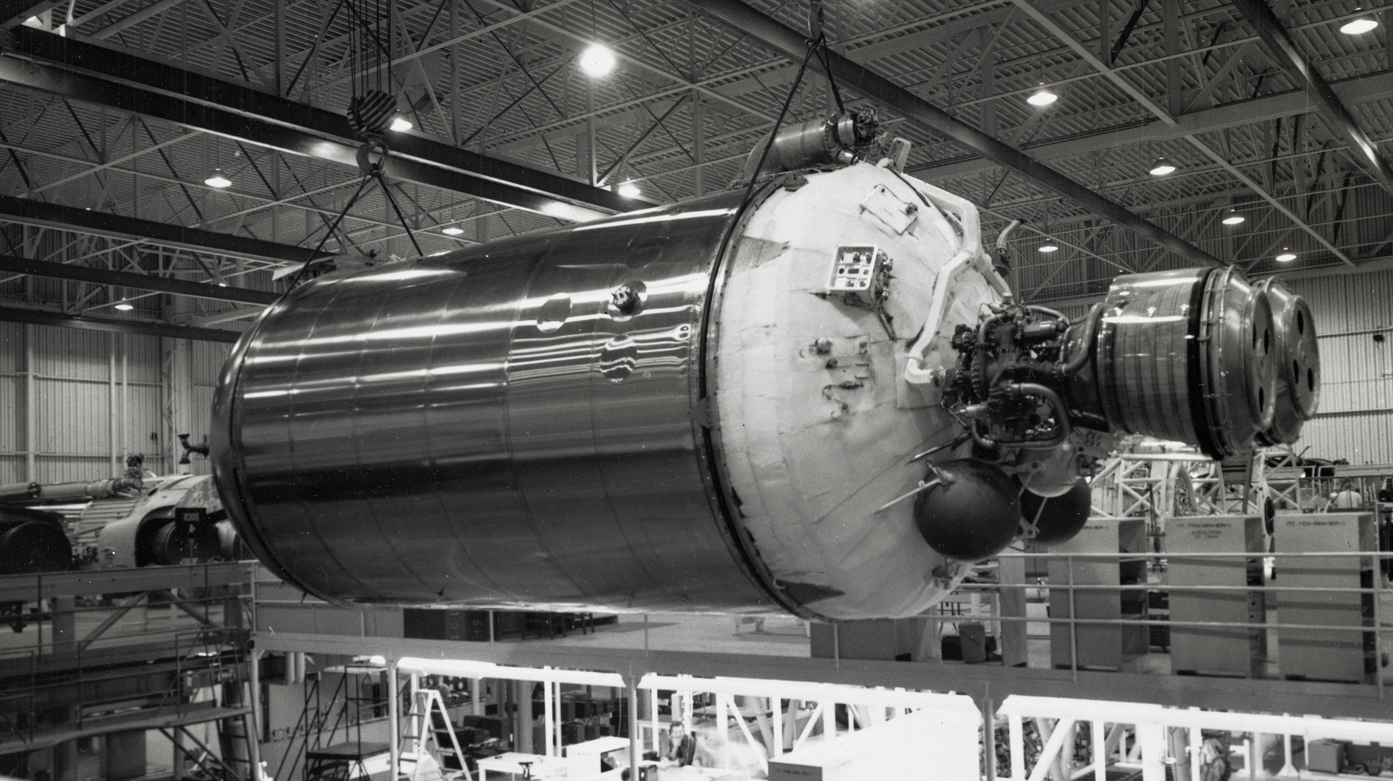 Um foguete Centaur de segundo estágio sendo construído em 1962. Imagem: NASA