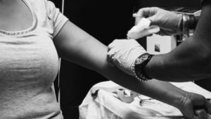 Mulher recebendo vacina no braço. Crédito: Obi Onyeador/Unsplash