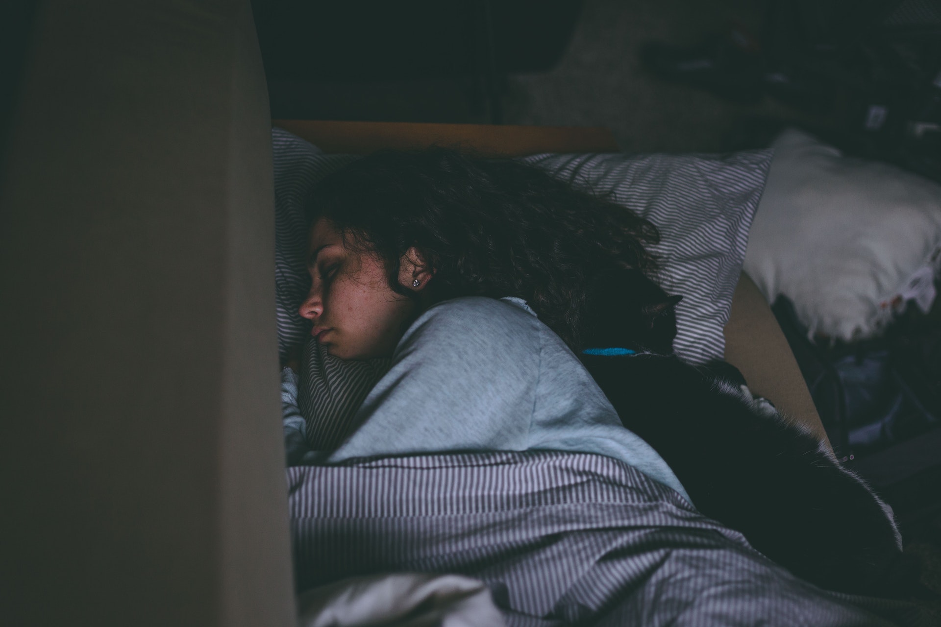 Mulher dormindo na cama. Crédito: Craig Adderley/Pexels