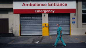 Médico caminha em frente a hospital no Brooklyn, em Nova York (EUA). Crédito: Spencer Platt/Getty Images