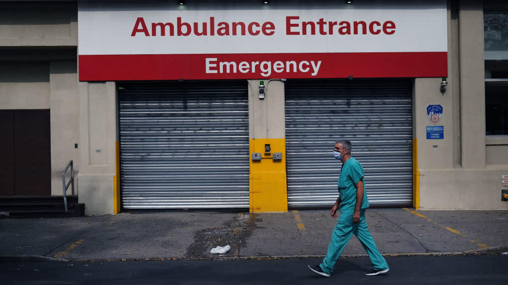 Médico caminha em frente a hospital no Brooklyn, em Nova York (EUA). Crédito: Spencer Platt/Getty Images