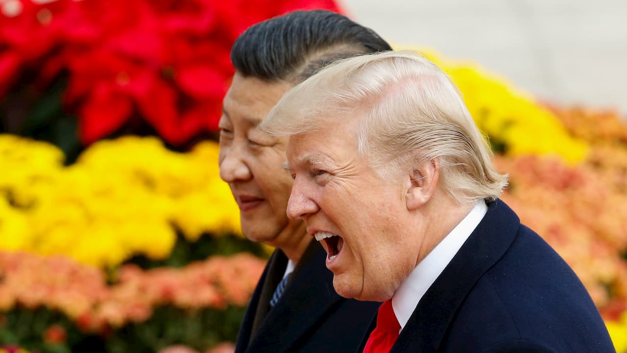 Presidente dos EUA, Donald Trump, e presidente da China, Xi Jinping, lado a lado, vistos de perfil.