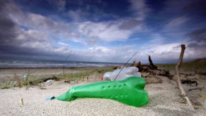 Plástico nos oceanos. Crédito: Christopher Furlong (Getty Images)