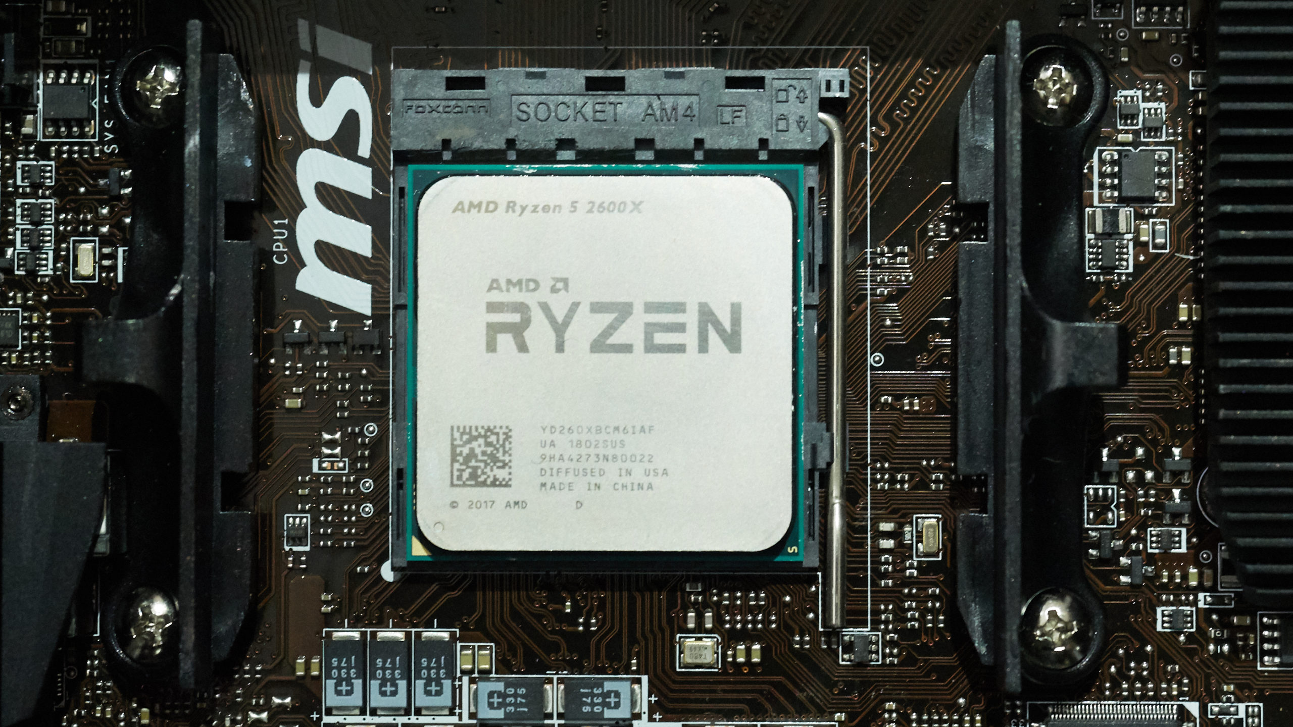 CPU AMD Ryzen em placa-mãe. Crédito: Alex Cranz/Gizmodo