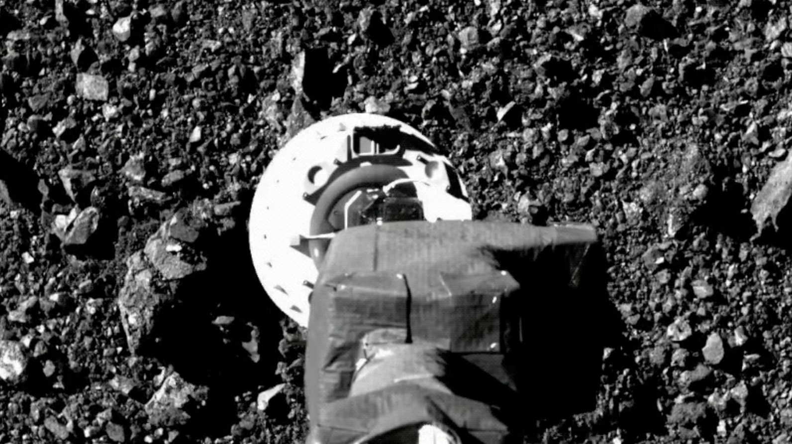 Captura de tela de vídeo de tentativa de coleta de material do asteróide Bennu. Crédito: NASA/Goddard/University of Arizona