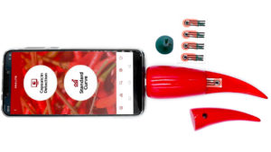 Chilica-pod é um sensor que se coloca no smartphone para medir picância de pimentas. Crédito: Adapted from ACS Applied Nano Materials 2020