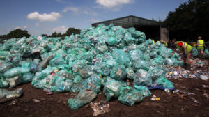 Plástico e bioplástico. Imagem: Matt Hardy (Getty Images)