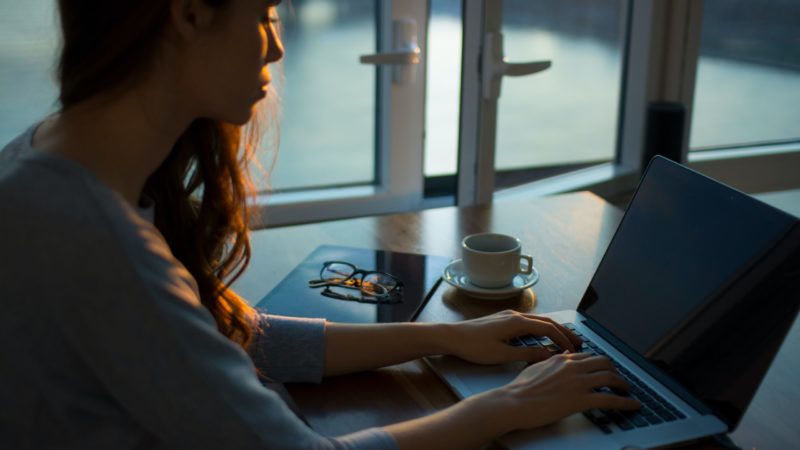 Mulher utilizando laptop em home office. Crédito: Thought Catalog/Unsplash